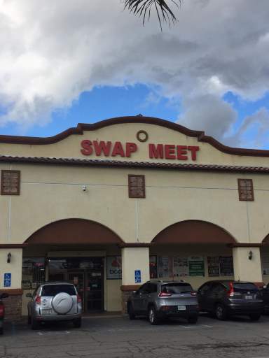 Entrada al Swap Meet